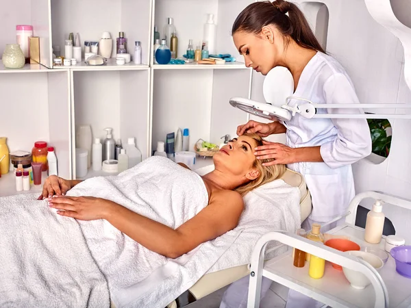 Augenbrauenbehandlung von Frauen mittleren Alters im Wellness-Salon. — Stockfoto