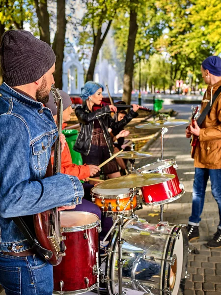 Festival müzik grubu. Vurmalı çalgılar Şehir Parkı üzerinde oynayan arkadaşlar. — Stok fotoğraf