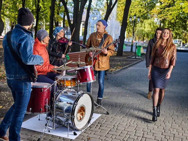 Festivalen musik bandet. Vänner spela på instrument hösten stadsparken. — Stockfoto