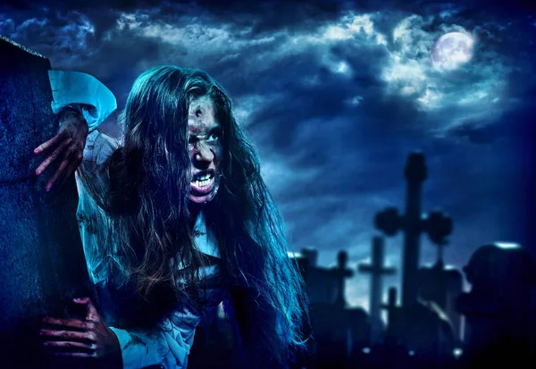 Untote Zombie-Gruselmädchen auf Halloween-Friedhof mit Mond. — Stockfoto