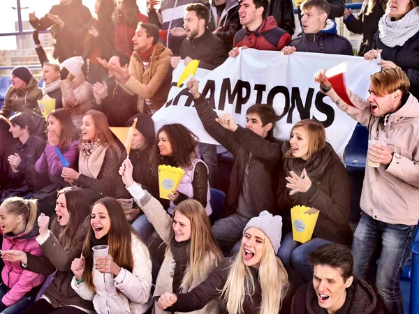 Jubelnde Fans im Stadion mit Meisterbanner. — Stockfoto