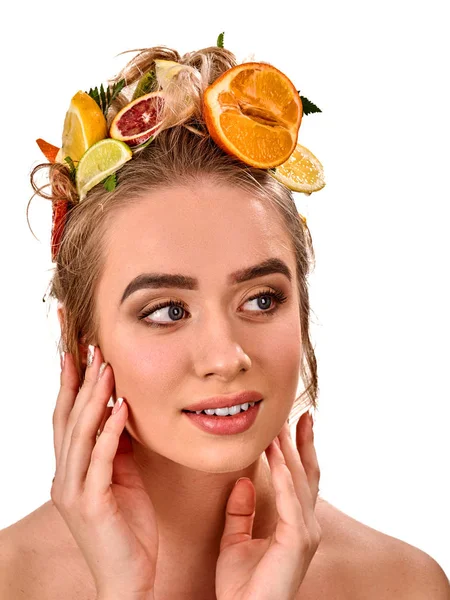 Cabelo e máscara facial de frutas frescas para o conceito de mulher . — Fotografia de Stock