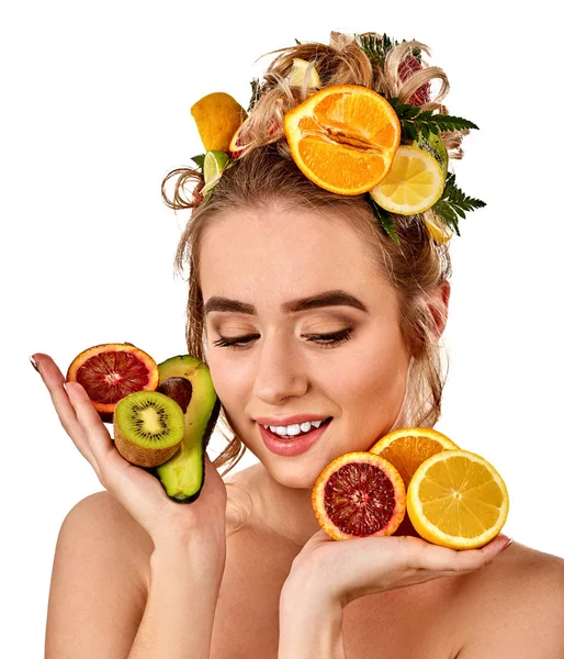 Mascarilla para el cabello de frutas frescas en la cabeza de mujer. Chica con cara hermosa . — Foto de Stock