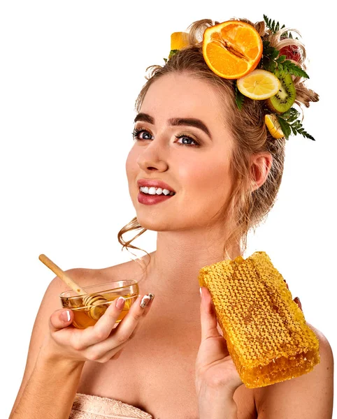 Μέλι μάσκα προσώπου με φρέσκα φρούτα και κηρήθρες για τα μαλλιά . — Φωτογραφία Αρχείου