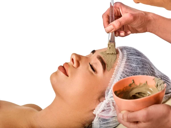 Máscara facial de lama de mulher no salão de spa. Massagem facial  . — Fotografia de Stock