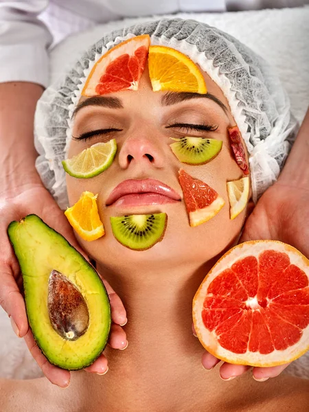 Gezichtsmasker van vers fruit voor de vrouw. Meisje mooi gezicht. — Stockfoto