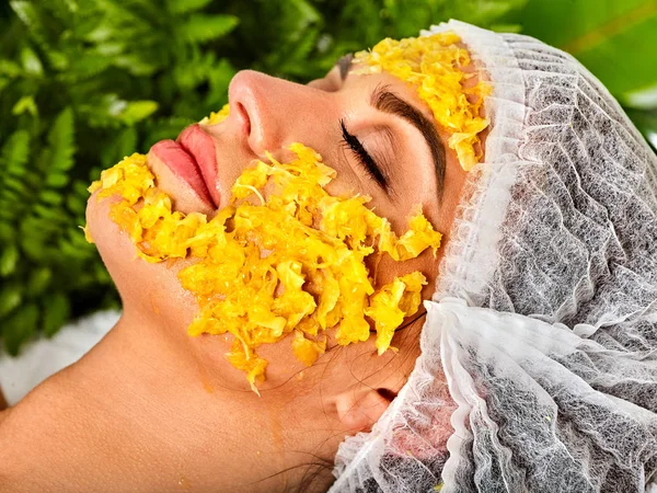 La máscara facial de los frutos para la mujer. Chica en sombrero médico . —  Fotos de Stock