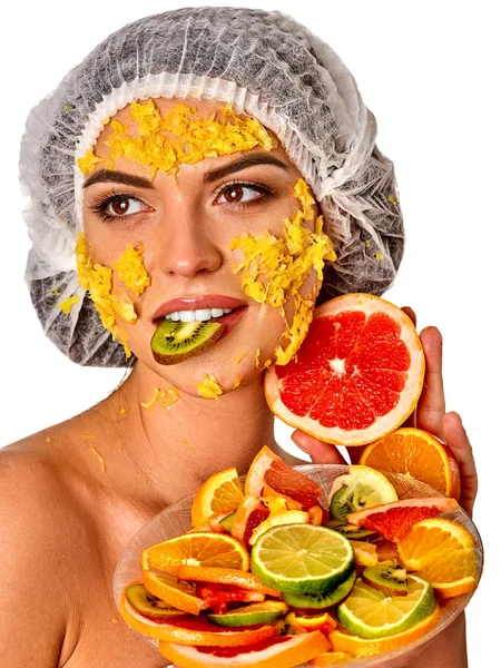 Obličejová maska z ovoce pro ženu. Dívka v klobouku lékařské. — Stock fotografie