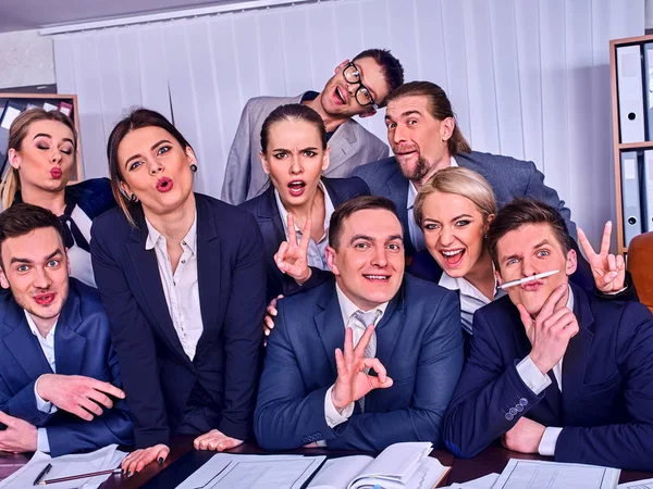 Business mensen office leven van team mensen zijn blij met de duim omhoog. — Stockfoto