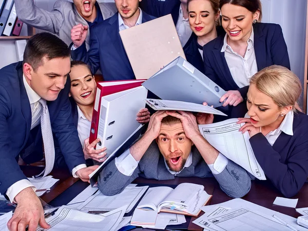 Ofiste iş adamı. Onların lideri ile mutsuz insanlar. — Stok fotoğraf