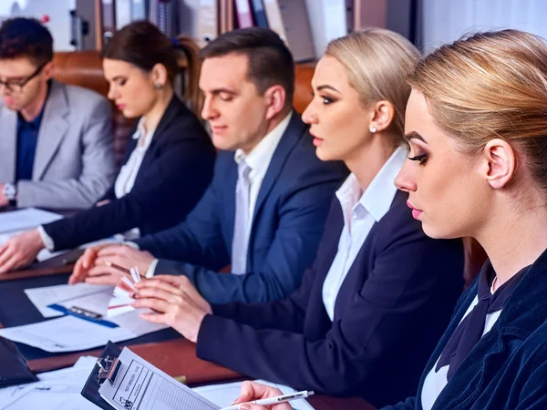 La vita di ufficio della gente di affari della squadra la gente è felice con carta . — Foto Stock