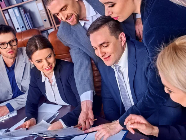 Gente de negocios vida de oficina de la gente del equipo son felices con el papel . —  Fotos de Stock