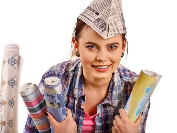 Reparação de casa mulher segurando pincel para papel de parede . — Fotografia de Stock