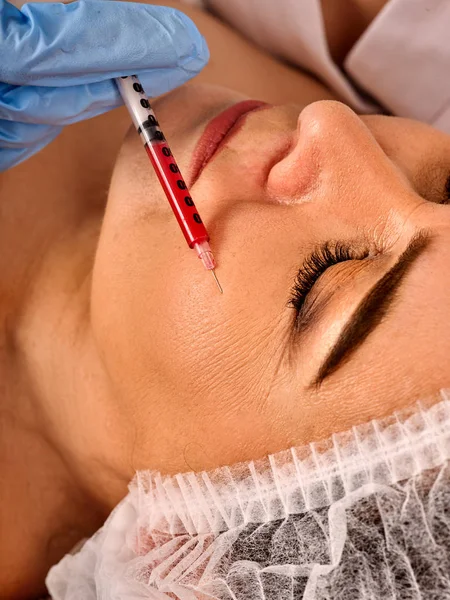 Vuller injectie vrouwelijke gezicht. Kunststof gezicht chirurgie in schoonheid kliniek. — Stockfoto
