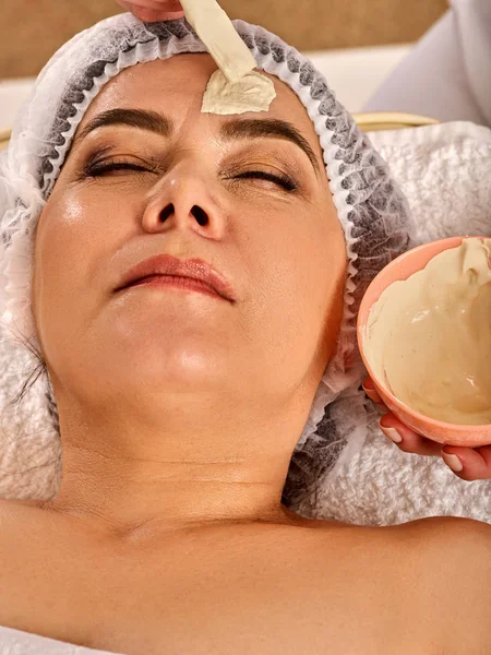 Kollagengesichtsmaske. Gesichtsbehandlung. Frau erhält kosmetischen Eingriff. — Stockfoto
