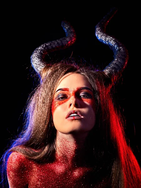 Gekke satan vrouw agressieve schreeuw in de hel. Heks reïncarnatie schepsel. — Stockfoto