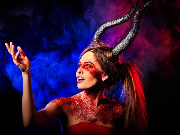 Loca satanás mujer en negro magia ritual de en el infierno . — Foto de Stock