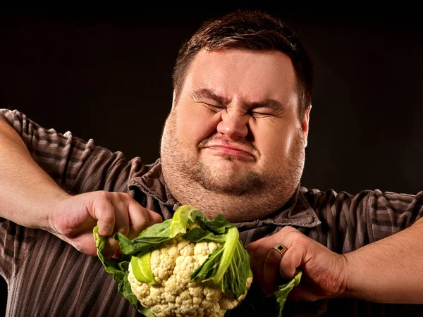 Dikke man eten gezonde voeding dieet. Gezond ontbijt groenten bloemkool. — Stockfoto