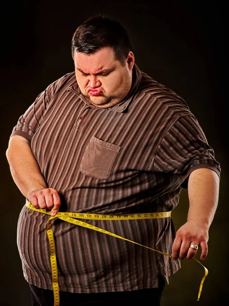 Hombre grasa del vientre con cinta métrica pérdida de peso alrededor del cuerpo  . —  Fotos de Stock