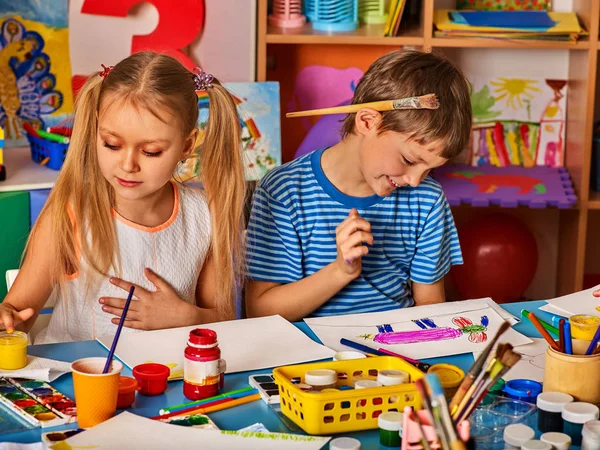 Kleine Schülerin malt in Kunstschulklasse. — Stockfoto