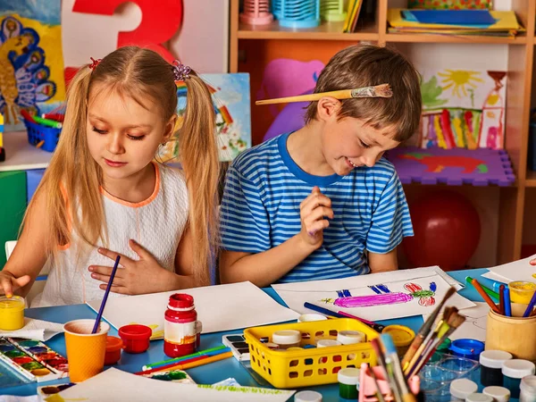 Pequeño estudiante de pintura infantil en clase de escuela de arte . — Foto de Stock