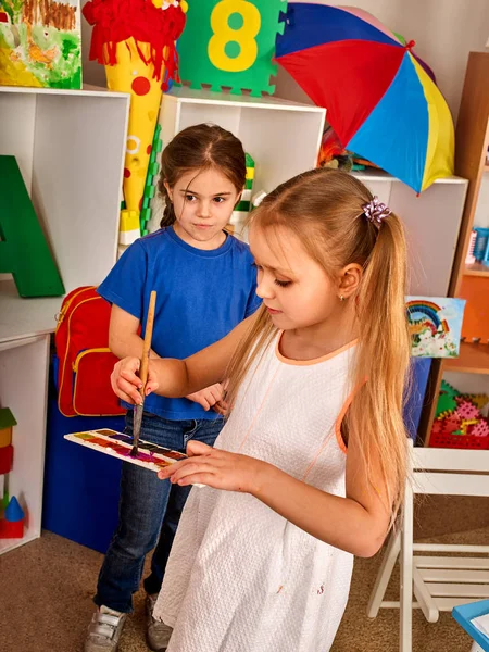 Estudantes pequenos menina pintura na aula de arte escola . — Fotografia de Stock