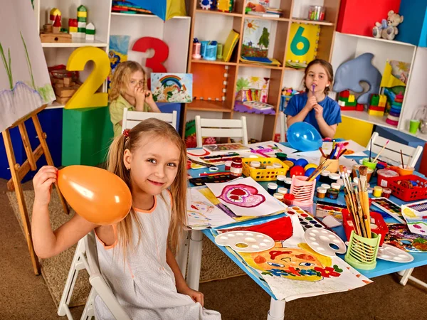 Break school in painting class. Small student paint on easel . — Stock Photo, Image