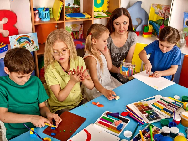 Plastilina modelado de arcilla en la clase de niños. Profesor enseña en la escuela . — Foto de Stock