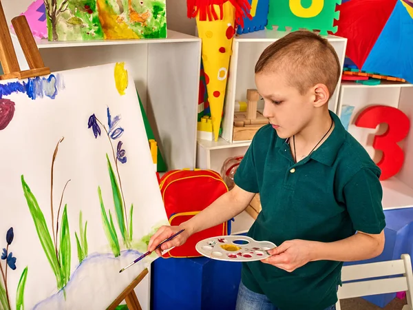 Dziecko palec malowanie na sztalugach. Chłopiec dziecko nauczyć Szkoła farby. — Zdjęcie stockowe