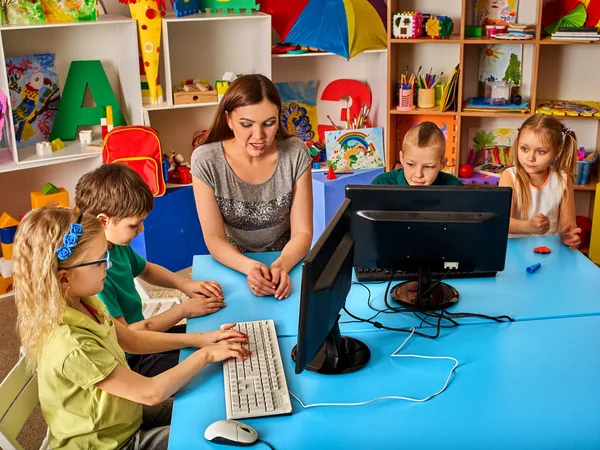 Bambini classe di computer noi per l'istruzione e videogiochi . — Foto Stock