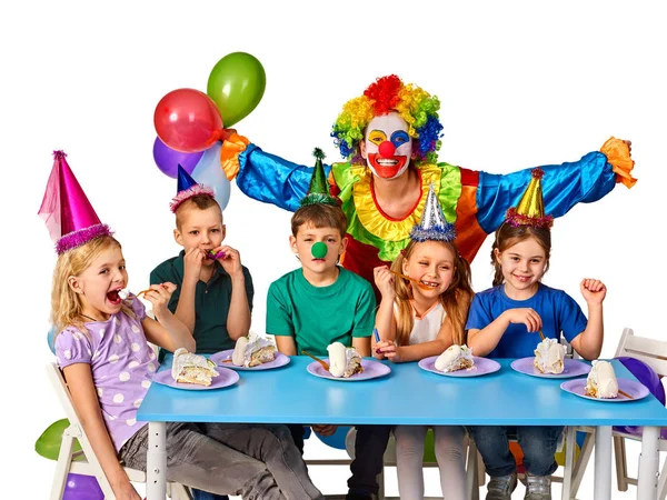 Cumpleaños niño payaso jugando con los niños. Fiesta infantil pasteles celebratorio . — Foto de Stock