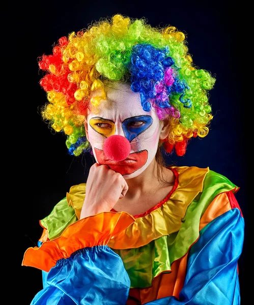 Siyah arka plan üzerine şeytani palyaço. Deli bir kadın portresi.