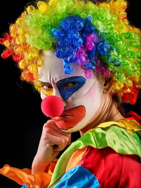 Böser Clown auf schwarzem Hintergrund. Porträt einer verrückten Frau. — Stockfoto