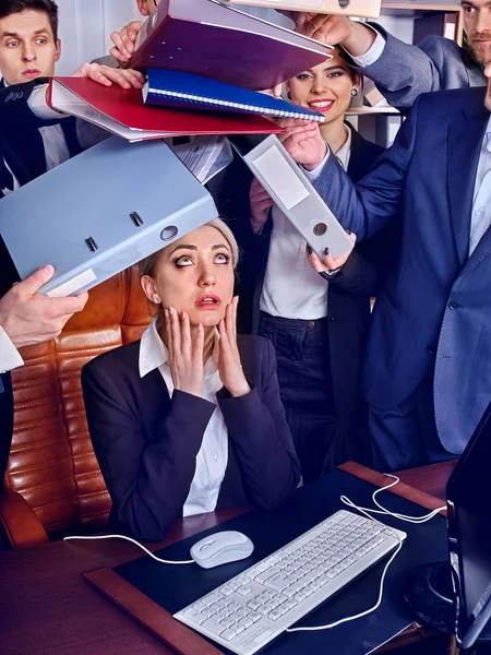 Mensen op kantoor. Team mensen zijn ongelukkig met hun leider. — Stockfoto