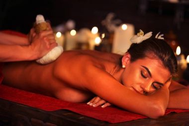 Spa hediyeler kadının spa salonda masaj. Kadın topu terapi sıcak otlar var.