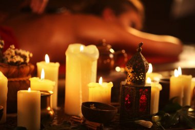 Masaj spa salonu içinde kadın. Standart iç oryantal terapi.