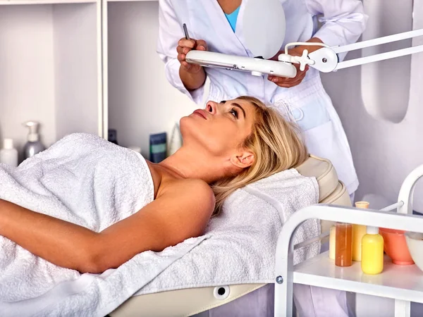 Tratamento de sobrancelha de mulher de meia-idade no salão de spa . — Fotografia de Stock