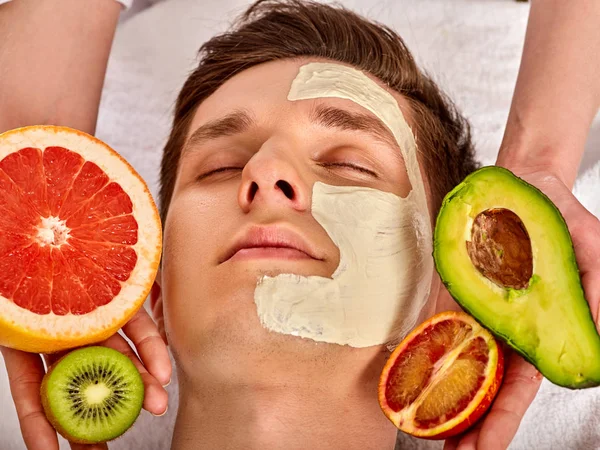 Facial mask from fresh fruits for man . Beautician apply slices. — Stock Photo, Image