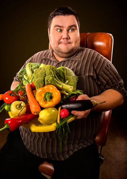 Dikke man eten gezonde voeding dieet. Gezond ontbijt met groenten. — Stockfoto