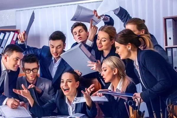 Geschäftsleute Büroleben der Teamer sind mit Daumen hoch zufrieden . — Stockfoto