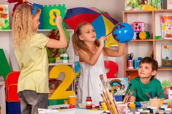 Kleine Schüler malen auf Luftballons in der Kunstschulklasse. — Stockfoto