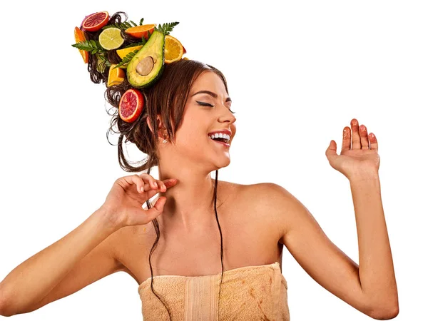 Haj maszk a friss gyümölcs a nő feje. Lány, szép arccal. — Stock Fotó