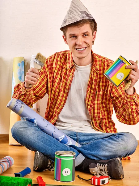 Reparar casa hombre sosteniendo rodillo de pintura para el papel pintado . —  Fotos de Stock
