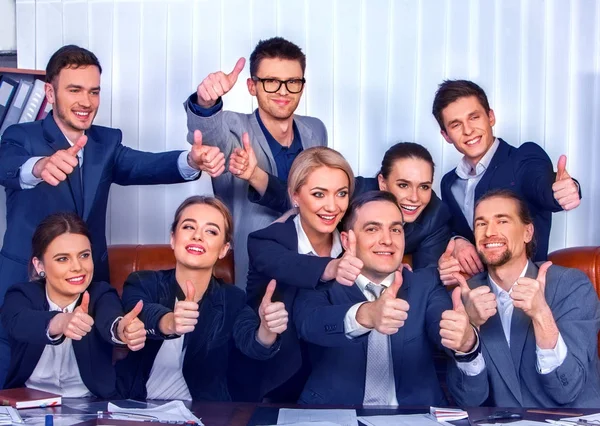 Gente de negocios vida de oficina de la gente del equipo están contentos con el pulgar hacia arriba . — Foto de Stock