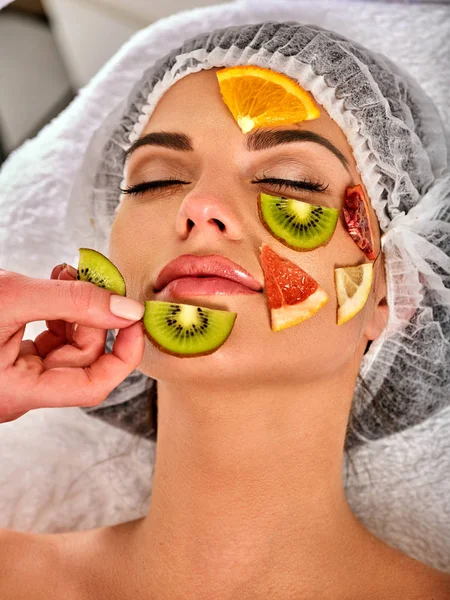 Gezichtsmasker van vers fruit voor de vrouw. Segmenten van de toepassing van de schoonheidsspecialist. — Stockfoto