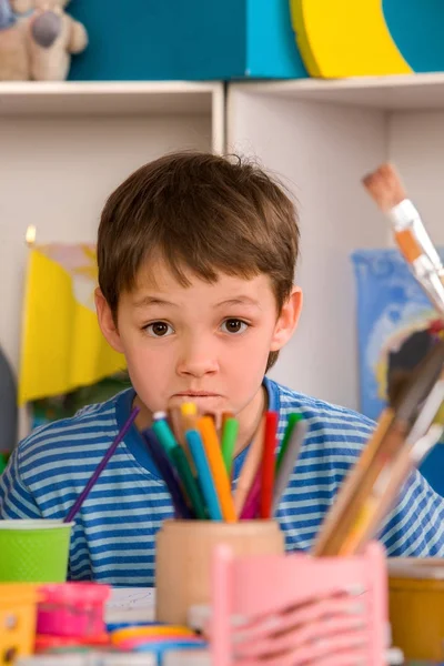 Suggerimenti per i compiti dei bambini. Difficoltà con i compiti per i bambini scolari . — Foto Stock