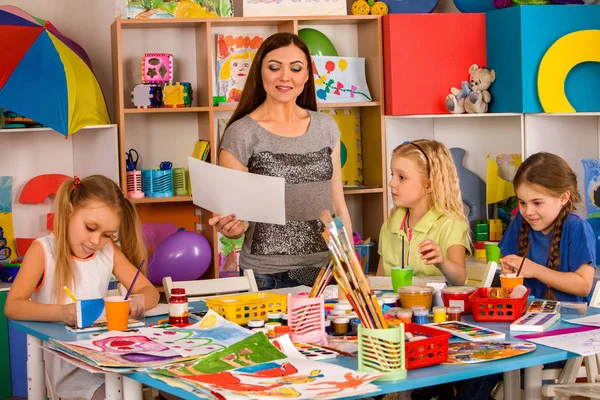 Kinderen schilderen en tekenen samen. Ambachtelijke les in de lagere school. — Stockfoto