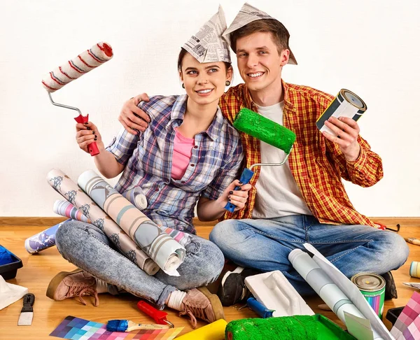 Reparatur Familie durch glückliches Paar Hausbau. Streit in der Familie. — Stockfoto