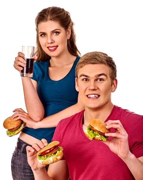 Pareja comiendo comida rápida. Hombre y mujer tratar hamburguesa  . —  Fotos de Stock