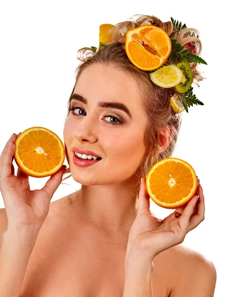 Mascarilla para el cabello de frutas frescas en la cabeza mujer . — Foto de Stock